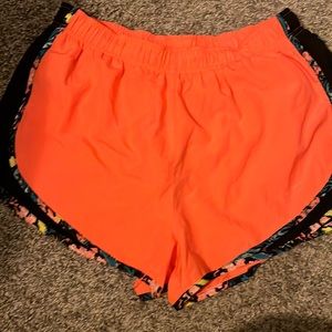 Nike Women’s Tempo shorts-size L